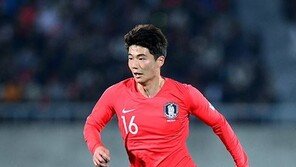 [한국 키르기스스탄]황희찬 위로한 기성용 “메시도 아니고 골 못 넣는 날도 있어”