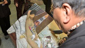 박근혜 풍자 ‘더러운 잠’ 부순 예비역 제독 벌금 100만원