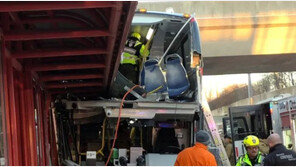 캐나다서 이층버스가 정류장 덮쳐…“3명 사망·23명 부상”