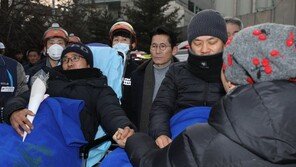 ‘426일 굴뚝농성’ 마친 파인텍 노동자들, 내달 경찰 조사