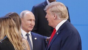 WP “트럼프, 푸틴과의 대화 내용 공개 꺼려” 