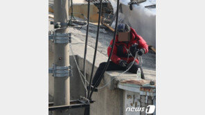 ‘청량리 588 재개발’ 세입자 건물 옥상서 시위…“목에 쇠사슬 채워”