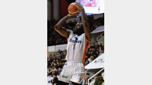 ‘4쿼터 대역전극’ 전자랜드 3연승 질주…KT도 2연승