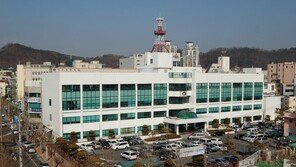 “딸 교육도 못시킨다”…아내 협박하고 출동 경찰관 때린 60대 구속