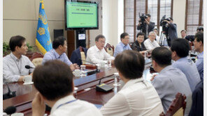 文대통령, 靑 2기 참모진에 “유능의 척도 속에 소통 능력도 포함”