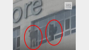 천안 라마다호텔 화재…투숙객, 고층 외벽서 구조 요청 ‘아찔’