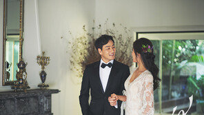 [연예뉴스 HOT5] 박해수, 6년 사귄 연인과 웨딩마치