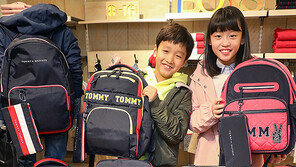 “새 학기엔 가벼운 책가방 멜래요”