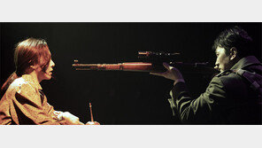 아군-적군마저 희미해진 벙커 안… 파국 향한 총구