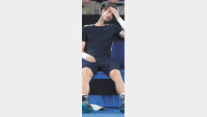 “아이고 머리”… 마지막 호주오픈서 첫판 탈락