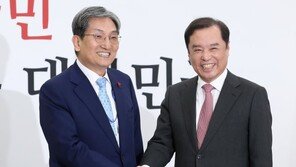 김병준, 노영민 만나 “경제·北核 등으로 국민들 숨쉬기 어려워”