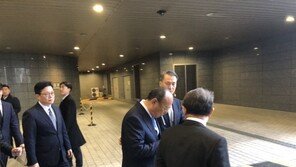 ‘담배 물고, 떠밀리고’…130여명 기업인 청와대行 ‘진풍경’