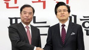 황교안 한국당 첫날…일일이 ‘악수 정치’ 당권주자 행보