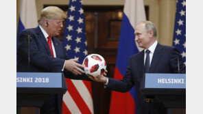 NYT “트럼프, 나토 탈퇴의사 여러번 밝혀…푸틴에겐 선물”