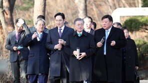 비서실장 힘 확인한 노영민…그룹 총수들, 인사하려 기다리기도