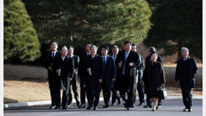 [화보]文대통령·재계 총수들, ‘기업인과의 대화’ 마치고 청와대 산책