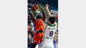 ‘3점슛 8방’ 뜨거웠던 팟츠의 손끝, 전자랜드 4연승