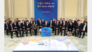 최태원 어깨 툭 친 이재용 “영업 비밀 말해버렸네”