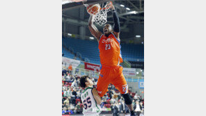 호쾌한 승리 덩크… 전자랜드 안방 11연승