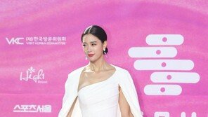 ‘새신부’ 클라라, 결혼 후 첫 공식석상…여전한 ‘여신 포스’