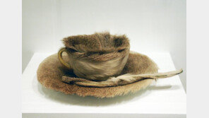 피카소와의 농담에서 탄생한 오펜하임의 ‘기괴한 모피 찻잔’ 