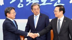 민주당 찾은 강기정, 탈원전 이견에 “큰 방향서 정부와 다르지 않아”