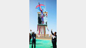 [청계천 옆 사진관] 인도 구자라트에 떠오른 文대통령과 모디 총리