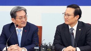 국회 찾은 노영민, 여야 소통 약속… 野 “진정한 협치” 촉구