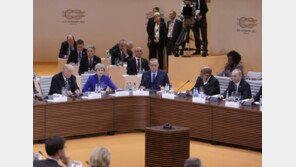 “美·英 정치적 붕괴 속 푸틴은 웃는다” CNN