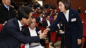 나경원 체제 첫 한국당 연찬회…친황계 우려·당협 인선 불만