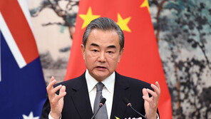왕이 “수교 40주년 미중 초심 지켜야…中, 美 대체 의도없어 ”