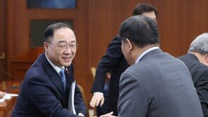 주휴수당 문제 없다는 홍남기, 소상공인과 한 테이블…이견 좁힐까