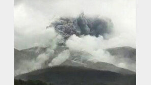 일본 규슈 가고시마 화산섬 폭발 분화…연기 500m 솟아