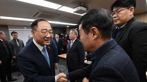 소상공인 만난 홍남기 “소상공인·자영업 아우르는 기본법 제정 검토중”