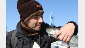 “산천어축제 베리 굿”…외국인 관광객 10만 육박