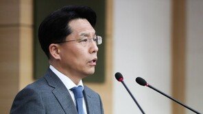 강경화, 다보스 포럼 참석…폼페이오와 회동 추진