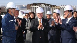 文대통령 “기업, 신나게 新제품 만들면 경제 활력 회복”