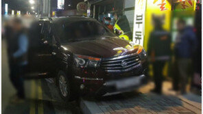 운전 중 발작 일으켜 차량 인도 돌진…보행자 3명 부상