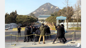 “불법파견 처벌” 비정규직 靑기습시위…6명 연행