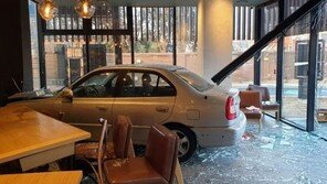 “드라이브스루 이용하려다”…승용차, 카페 내부로 돌진