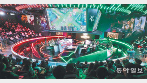 메시 보러 축구장 가듯… ‘롤’ 대결 보러 종로로