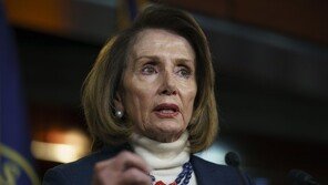 펠로시, 아프간 방문계획 누설한 트럼프 비난…“의전 몰라”