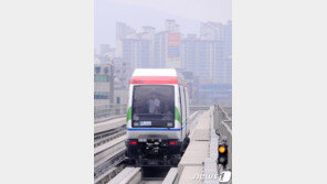 의정부경전철, 두차례 운행 중단…승객들 선로따라 대피