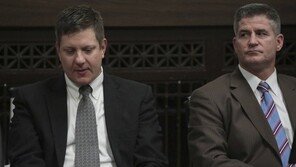 美법원, 17세 흑인소년 총기난사 사살 경관에 6년9월 징역 선고