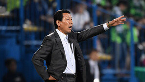 ‘톈진 결별’ 최강희, 다롄도 최고대우 보장…3년+1000만 달러