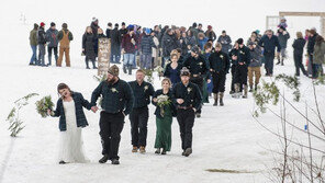 영하 10도 얼어붙은 호수 눈밭서 결혼식 “모두 떨고 있니”