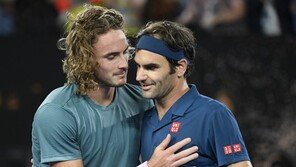 페더러, 호주 오픈에서 그리스 20세 신예에게 져 8강 진입 실패