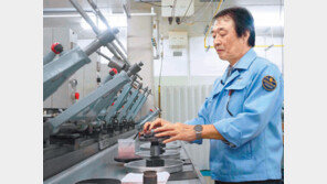 렌즈 장인 육성 100년… 암세포 약물반응 3D 이미지로 본다