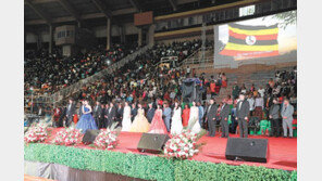 우간다 만델라 국립스타디움서 박옥수 목사, 10만명에게 신년 메시지