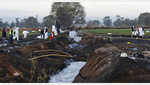기름 훔치다 펑… 멕시코 송유관 폭발 최소 73명 숨져